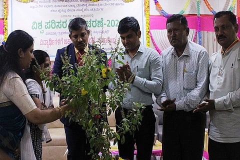 ಚಿತ್ರದುರ್ಗದಲ್ಲಿ ಶುಕ್ರವಾರ ವಿಶ್ವ ಪರಿಸರ ದಿನಾಚರಣೆ  ಅಂಗವಾಗಿ ಆಯೋಜಿಸಿದ್ದ ಚಿತ್ರಕಲಾ ಸ್ಪರ್ಧೆ ವಿಜೇತರಿಗೆ ಬಹುಮಾನ ವಿತರಣೆ ಕಾರ್ಯಕ್ರಮದಲ್ಲಿ ಹಿರಿಯ ಸಿವಿಲ್ ನ್ಯಾಯಾಽÃಶ ಡಿ.ಜೆ. ಸುದೀನ್‌ಕುಮಾರ್, ಡಾ.ಕೆ.ಜಿ. ಕಾಂತರಾಜ್, ಎಚ್.ವಿ. ಪಲ್ಲವಿ, ಹನುಮಂತಪ್ಪ, ಎಸ್.ಲಕ್ಷಿ÷್ಮÃ, ಪಿ. ರಾಜೇಶ್, ನಾಗರಾಜ್‌ಬೇದ್ರೆ ಇತರರು ಇದ್ದರು.