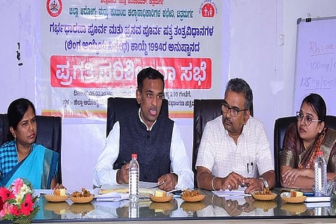  ಚಿತ್ರದುರ್ಗದಲ್ಲಿ ಗುರುವಾರ ರಾಜ್ಯ ಮಕ್ಕಳ ಹಕ್ಕುಗಳ ರಕ್ಷಣಾ ಆಯೋಗದ ಸದಸ್ಯ ಡಾ.ಕೆ.ಟಿ.ತಿಪ್ಪೇಸ್ವಾಮಿ ಪ್ರಗತಿ ಪರಿಶೀಲನಾ ಸಭೆ ನಡೆಸಿದರು. ಡಿಎಚ್‌ಒ ಡಾ.ಜಿ.ಪಿ.ರೇಣು ಪ್ರಸಾದ್ ಇತರರು ಇದ್ದರು.