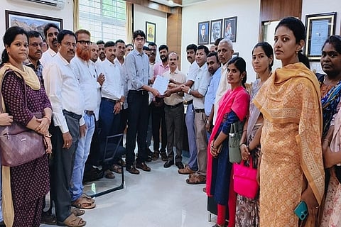  ಬೇಡಿಕೆಗಳ ಈಡೇರಿಕೆಗೆ ಆಗ್ರಹಿಸಿ ರಾಜ್ಯಪಂಚಾಯತ್ ಅಭಿವೃದ್ಧಿ ಅಽಕಾರಿಗಳ ಜಿಲ್ಲಾ ಸಂಘದಿAದ ಜಿಪಂ ಸಿಇಒ ಡಾ.ಎಸ್.ಆಕಾಶ್ ಅವರಿಗೆ ಸೋಮವಾರ ಮನವಿ ಸಲ್ಲಿಸಲಾಯಿತು. ಡಿ.ಎಸ್. ಡಾ. ರಂಗಸ್ವಾಮಿ, ಆರ್.ಪಾತಣ್ಣ, ಆರ್. ಅಂಜಿನಪ್ಪ, ಟಿ. ಲಲಿತಾ, ಇರ್ಫಾನುಲ್ಲಾ ಖಾನ್ ಇತರರು ಇದ್ದರು.