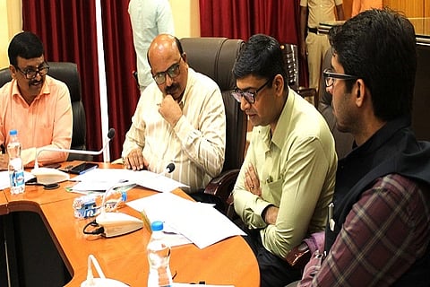  ಚಿತ್ರದುರ್ಗದಲ್ಲಿ ಮಂಗಳವಾರ ನಡೆದ ಪ್ರಧಾನಮಂತ್ರಿ ಧನ ಧಾನ್ಯ ಕÊಷಿ ಯೋಜನೆ ಪ್ರಗತಿ ಪರಿಶೀಲನಾ ಸಭೆಯಲ್ಲಿ ಕೇಂದ್ರ ವಾರ್ತಾ ಮತ್ತು ಪ್ರಸಾರ ಸಚಿವಾಲಯದ ಕಾರ್ಯದರ್ಶಿ ಡಾ.ಎಂ.ಎನ್. ಅಜಯ್ ನಾಗ್‌ಭೂಷಣ್,ಡಿಸಿ ಟಿ. ವೆಂಕಟೇಶ್, ಸಿಇಒ ಡಾ.ಎಸ್. ಆಕಾಶ್, ಎಡಿಸಿ ಬಿ.ಟಿ. ಕುಮಾರಸ್ವಾಮಿ ಇತರರು ಇದ್ದರು.