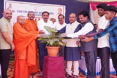 ಚಿತ್ರದುರ್ಗದ ಎಸ್‌ಜೆಎಂ ಪಾಲಿಟೆಕ್ನಿಕ್‌ನಲ್ಲಿ ಶುಕ್ರವಾರ ಆಯೋಜಿಸಿದ್ದ ಕ್ರೀಡಾ ಮತ್ತು ಸಾಂಸ್ಕೃತಿಕ ಚಟುವಟಿಕೆಗಳ ಸಮಾರೋಪ ಸಮಾರಂಭದಲ್ಲಿ ಇಸ್ರೋ ತಾಂತ್ರಿಕ ಅಽಕಾರಿ ಎಂ.ಜೆ. ಶಿವರಾಜ್, ಡಾ. ಬಸವಕುಮಾರ ಸ್ವಾಮೀಜಿ, ಶಾಂತವೀರ ಮುರುಘ ರಾಜೇಂದ್ರ ಸ್ವಾಮೀಜಿ ಇತರರು ಇದ್ದರು.