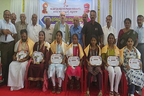 ಎಸ್ಸೆಸ್ಸೆಲ್ಸಿ, ದ್ವಿತೀಯ ಪಿಯುಸಿ ಪರೀಕ್ಷೆಗಳಲ್ಲಿ ಅತಿ ಹೆಚ್ಚು ಅಂಕಗಳೊAದಿಗೆ ಉತ್ತೀರ್ಣರಾದ ಕುಂಚಿಗ ವೀರಶೈವ ಲಿಂಗಾಯತ ಸಮುದಾಯದ ವಿದ್ಯಾರ್ಥಿಗಳನ್ನು ಚಿತ್ರದುರ್ಗದಲ್ಲಿ ಶನಿವಾರ ಪುರಸ್ಕರಿಸಲಾಯಿತು. ಬಿ.ಸಿ. ಶಾಂತರಾಜ್, ಎಲ್.ಬಿ. ರಾಜಶೇಖರಪ್ಪ, ಎಚ್. ಕುಬೇರಪ್ಪ ದಗ್ಗೆ, ಕೆ.ಎಚ್. ಮುರುಗೇಶಗೌಡ್ರು, ನಿವೃತ್ತ ಡಿವೈಎಸ್ಪಿ ಎಸ್. ಬಸವರಾಜಪ್ಪ, ಯು.ಪಾರ್ವತಮ್ಮ, ಎನ್.ಎಸ್. ಲವಕುಮಾರ್, ಆಡನೂರುಸ್ವಾಮಿ ಇತರರು ಇದ್ದರು.