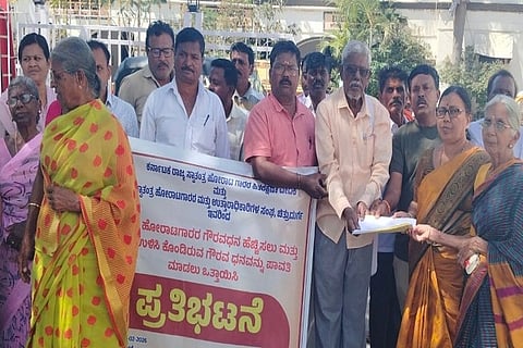 ಸ್ವಾತಂತ್ರ‍್ಯಹೋರಾಟಗಾರರ ಗೌರವ ಧನ ಹೆಚ್ಚಳಕ್ಕೆ ಆಗ್ರಹಿಸಿ ಚಿತ್ರದುರ್ಗದಲ್ಲಿ ಶುಕ್ರವಾರ ಪ್ರತಿಭಟನೆ ನಡೆಸಿ ಜಿಲ್ಲಾಡಳಿತಕ್ಕೆ ಮನವಿ ಸ ಲ್ಲಿಸಲಾಯಿತು. ಒ.ನರಸಿಂಹಮೂರ್ತಿ, ಟಿ.ಚಂದ್ರಶೇಖರ್,ಜಿ.ಟಿ.ಗುರುರಾಜೇAದ್ರ,ಎನ್.ಪರಮೇಶ್ವರಪ್ಪ, ಸಿ.ಎನ್. ಗೌರಮ್ಮ ಇತರರು ಇದ್ದರು.