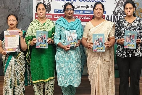  ಎಐಎಂಎಸ್‌ಎಸ್ ರಾಜ್ಯಸಮಿತಿ ಬೆಂಗಳೂರಲ್ಲಿ ಹಮ್ಮಿಕೊಂಡಿರುವ ರಾಜ್ಯಮಟ್ಟದ ಮಹಿಳಾ ಸಮಾವೇಶದ ಕರಪತ್ರಗಳನ್ನು ಚಿತ್ರದುರ್ಗ ದಲ್ಲಿ ಶನಿವಾರ ಬಿಡುಗಡೆ ಮಾಡಲಾಯಿತು. ಎಸ್. ಕಲ್ಯಾಣಿ, ಡಿ. ಸುಜತಾ, ಕುಮುದಾ, ಬಿಂದು, ಜ್ಯೋತಿ ಇದ್ದರು.