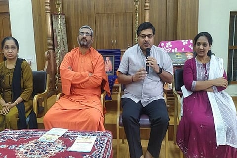  ಚಿತ್ರದುರ್ಗದಲ್ಲಿ ಆಚರಿಸುವ ಧ್ಯಾನ ದಿನಾಚರಣೆ ಕುರಿತು ಡಾ.ಬಸವಕುಮಾರ ಸ್ವಾಮೀಜಿ ಶನಿವಾರ ಸುದ್ದಿಗೋಷ್ಠಿಯಲ್ಲಿ ಮಾತನಾಡಿದರು. ಎಂಎಲ್‌ಸಿ ಕೆ.ಎಸ್.ನವೀನ್, ರಶ್ಮಿ, ಡಾ.ಮಂಜುಳಾ ಇದ್ದರು.