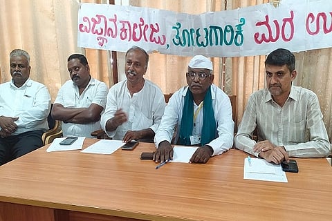 ಚಿತ್ರದುರ್ಗ ನಗರದಲ್ಲಿ ಮರಗಳನ್ನು ಸಂರಕ್ಷಿಸುವAತೆ ಒತ್ತಾಯಿಸಿ ನಡೆಸಲಿರುವ ಉದ್ದೇಶಿತ ಪ್ರತಿಭಟನೆ ಕುರಿತು ಕಸವನಹಳ್ಳಿ ರಮೇ ಶ್ ಮಾತನಾಡಿದರು. ಡಾ.ಎಚ್.ಕೆ.ಎಸ್.ಸ್ವಾಮಿ,ನಾಗರಾಜ್ ಬೇದ್ರೆ, ಮಧುಕುಮಾರ್,ಮಂಜುನಾಥ್ ಕಳ್ಳಿಹಟ್ಟಿ,ಕೆ.ಟಿ.ಶಿವಕುಮಾರ್,ನಾಗಭೂಷಣï ಇದ್ದರು. 