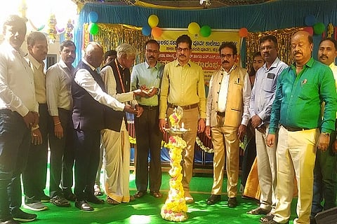 ಚಿತ್ರದುರ್ಗದ ಬಾಲಕರ ಸರ್ಕಾರಿ ಪದವಿಪೂರ್ವ ಕಾಲೇಜಿನಲ್ಲಿ ಮಂಗಳವಾರ ಹಮ್ಮಿಕೊಂಡಿದ್ದ ಕ್ರೀಡೆ, ಸಾಂಸ್ಕೃತಿಕ ಚಟುವಟಿಕೆಗಳ ಸಮಾರೋಪ ಸಮಾರಂಭದಲ್ಲಿ ಪಿಯು ಡಿಡಿ ಕೆ.ತಿಮ್ಮಯ್ಯ, ಮಾರನಾಯಕ, ಎನ್.ದೊಡ್ಡಪ್ಪ, ಎನ್.ನರಸಿಂಹಮೂರ್ತಿ, ಇ.ಮಹೇಶ್‌ಬಾಬು, ಪುಟ್ಟಮ್ಮ, ಉಪನ್ಯಾಸಕರಾದ ಮೋಹನ್, ಲೋಕೇಶ್, ರಮೇಶ್, ಶ್ರೀನಿವಾಸ್ ಇದ್ದರು.
