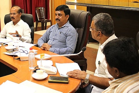 ಚಿತ್ರದುರ್ಗದಲ್ಲಿ ಸೋಮವಾರ ಪಲ್ಸ್ ಪೋಲಿಯೋ ಲಸಿಕಾ ಕಾರ್ಯಕ್ರಮದ ಜಿಲ್ಲಾ ಮಟ್ಟದ ಚಾಲನಾ ಸಮಿತಿ ಸಭೆಯಲ್ಲಿ ಎಡಿಸಿ ಬಿ.ಟಿ. ಕುಮಾರಸ್ವಾಮಿ, ಡಾ. ರಂಗಸ್ವಾಮಿ, ಡಾ.ಜಿ.ಪಿ. ರೇಣುಪ್ರಸಾದ್, ಡಾ.ಎಸ್.ಪಿ. ರವೀಂದ್ರ ಇತರರು ಇದ್ದರು.