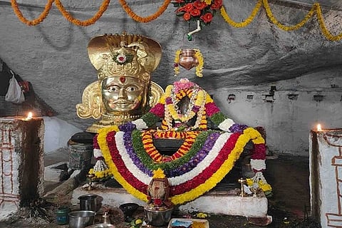  ಮಹಾಶಿವರಾತ್ರಿ ಪ್ರಯುಕ್ತ ಚಿತ್ರದುರ್ಗದ ಶ್ರೀ ಪಾಲ್ಗುಣೇಶ್ವರ ಸ್ವಾಮಿ ಮೂರ್ತಿಯನ್ನು ಅಮರನಾಥೇಶ್ವರ ಸ್ವಾಮಿ ಮಾದರಿಯಲ್ಲಿ ಭಾನುವಾರ ವಿಶೇಷವಾಗಿ ಅಲಂಕಾರ ಮಾಡಲಾಗಿತ್ತು.