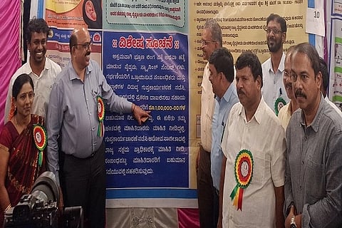 ಚಿತ್ರದುರ್ಗದ -Àಲಪುಷ್ಪ ಪ್ರದರ್ಶನದಲ್ಲಿ ರಾಷ್ಟಿçÃಯ ಆರೋಗ್ಯ ಕಾರ್ಯಕ್ರಮಗಳ ವಸ್ತು ಪ್ರದರ್ಶನ ಮಳಿಗೆಗಳನ್ನು ಟಿ. ವೆಂಕಟೇಶ್ ವೀಕ್ಷಿಸಿದರು. ಶಿವಣ್ಣ, ಬಿ.ಟಿ. ಕುಮಾರಸ್ವಾಮಿ, ಡಾ.ಜಿ.ಪಿ. ರೇಣುಪ್ರಸಾದ್, ಸವಿತಾ, ಡಾ.ಡಿ.ಎಂ. ಅಭಿನವ ಇತರರಿದ್ದರು.