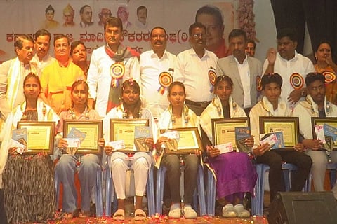 ರಾಜ್ಯ ಮಾದಿಗ ನೌಕರರ ಸಂಘದ ಜಿ¯್ಲÁ ಶಾಖೆ ವತಿಯಿಂದ ಚಿತ್ರದುರ್ಗದಲ್ಲಿ ಭಾನುವಾರ ಪ್ರತಿಭಾವಂತ ವಿದ್ಯಾರ್ಥಿಗಳನ್ನು ಪುರಸ್ಕರಿಸಲಾಯಿತು. ಷಡಾಕ್ಷರಮುನಿ ಸ್ವಾಮೀಜಿ, ಜಿ.ಎಸ್. ಮಂಜುನಾಥ್, ಬಿ.ಎನ್. ಚಂದ್ರಪ್ಪ, ಶ್ರೀನಿವಾಸ್, ನಾರಾಯಣಸ್ವಾಮಿ, ತಿಪ್ಪೇಸ್ವಾಮಿ, ರುದ್ರಮುನಿ, ಸಿದ್ದಲಿಂಗಮ್ಮ, ನಾಗರಾಜ್, ಪ್ರೇಮನಾಥ್, ಮೋಹನ್ ಇತರರು ಇದ್ದರು.