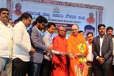  ಚಿತ್ರದುರ್ಗದಲ್ಲಿ ರಾಜ್ಯ ಸರ್ಕಾರಿ ನೌಕರರ ಸಂಘ ಭಾನುವಾರ ಆಯೋಜಿಸಿದ್ದ ಪ್ರತಿಭಾ ಪುರಸ್ಕಾರ ಸಮಾರಂಭವನ್ನು ಬಸವಮೂರ್ತಿ ಮಾದಾರ ಚನ್ನಯ್ಯ ಸ್ವಾಮೀಜಿ, ಡಾ. ಪುರುಷೋತ್ತಮಾನಂದಪುರಿ ಸ್ವಾಮೀಜಿ ಉದ್ಘಾಟಿಸಿದರು. ರವಿ ಡಿ. ಚೆನ್ನಣ್ಣನವರ್ , ಸಿ.ಎಸ್. ಷಡಾಕ್ಷರಿ, ವಿನಯಕುಮಾರ್, ಮಾಲತೇಶ್ ಮುದ್ದಜ್ಜಿ, ಬಸವರಾಜು ಇತರರಿದ್ದರು.