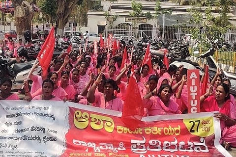  ಆಶಾ ಕಾರ್ಯಕರ್ತೆಯರಿಗೆ ಮಾಸಿಕ ಗೌರವಧನ ೧೫ಸಾವಿರ ರೂ.ಗೆ ಹೆಚ್ಚಳ ಸೇರಿ ವಿವಿಧ ಬೇಡಿಕೆ ಈಡೇರಿಸುವಂತೆ ಕೇಂದ್ರ ಮತ್ತು ರಾಜ್ಯ ಸರ್ಕಾರಕ್ಕೆ ಒತ್ತಾಯಿಸಿ ಎಐಯುಟಿಯುಸಿ ಕಾರ್ಯಕರ್ತೆಯರು ಚಿತ್ರದುರ್ಗದಲ್ಲಿ ಶುಕ್ರವಾರ ಪ್ರತಿಭಟನೆ ನಡೆಸಿದರು. ತಿಪ್ಪೇಸ್ವಾಮಿ, ಗಿರಿಜಮ್ಮ, ಲಕ್ಷ್ಮೀ, ನಾಗವೇಣಿ ಇತರರಿದ್ದರು.