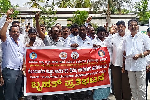  ಕಾರ್ಮಿಕರ ಕಲ್ಯಾಣ ಮಂಡಳಿಯ ಸೆಸ್ ನಿಽ ಬಳಕೆಯ ಕುರಿತು ಸಮಗ್ರ ತನಿಖೆಗೆ ಆಗ್ರಹಿಸಿ ಕೆಎಸ್‌ಬಿಎಒಸಿಡಬ್ಲ್ಯುಡಬ್ಲ್ಯುಯು ಕಾರ್ಯಕರ್ತರು ಚಿತ್ರದುರ್ಗದಲ್ಲಿ ಮಂಗಳವಾರ ಪ್ರತಿಭಟನೆ ನಡೆಸಿದರು. ಮಂಜುನಾಥ್, ವೈ.ಕುಮಾರ್, ಕೆ.ಗೌಸ್‌ಪೀರ್, ಎಂ.ಆರ್.ನರಸಿAಹಸ್ವಾಮಿ ಇತರರಿದ್ದರು.