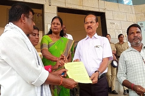 ರಾಜ್ಯ ಗ್ರಾಪಂಗಳ ಎಲ್ಲ ನೌಕರರಿಗೆ ಮಾಸಿಕ ೫ ಸಾವಿರ ರೂ. ವೇತನ ಹೆಚ್ಚಳ ಮಾಡುವುದು ಸೇರಿ ವಿವಿಧ ಬೇಡಿಕೆ ಈಡೇರಿಸುವಂತೆ ಗ್ರಾಮೀಣಾಭಿವೃದ್ಧಿ ಮತ್ತು ಪಂಚಾಯತ್ ರಾಜ್ ಇಲಾಖೆ ಕಾರ್ಯದರ್ಶಿಗೆ ಒತ್ತಾಯಿಸಿ ಸಿಐಟಿಯು ಕಾರ್ಯಕರ್ತರು ಚಿತ್ರದುರ್ಗದಲ್ಲಿ ಗುರುವಾರ ಜಿಪಂ ಉಪ ಕಾರ್ಯದರ್ಶಿ ರಂಗಸ್ವಾಮಿ ಅವರಿಗೆ ಮನವಿ ಸಲ್ಲಿಸಿದರು. ಡಿ.ಎಂ. ಮಲಿಯಪ್ಪ, ರಂಗನಾಥ, ವೆಂಕಟೇಶ್, ಮಾರಪ್ಪ, ಶಶಿಕುಮಾರ್, ವಿಜಯಲಕ್ಷಿ÷್ಮÃ, ತಾರಮ್ಮ, ಚಂದ್ರಣ್ಣ ಇತರರು ಇದ್ದರು.
