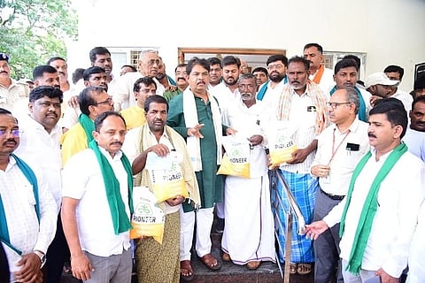  ಚಿತ್ರದುರ್ಗದಲ್ಲಿ ಬುಧವಾರ ರೈತರು ಪ್ರತಿ ಪಕ್ಷ ನಾಯಕ ಆರ್. ಅಶೋಕ್ ಸಮ್ಮುಖದಲ್ಲಿ ಅಽಕಾರಿಗಳಿಗೆ ತಾವು ಖರೀಸಿದ ಬಿತ್ತನೆ ಬೀಜ ಹಿಂತಿರುಗಿಸಿದರು. ಶಾಸಕ ಬಿ.ಪಿ. ಹರೀಶ್, ಮಾಜಿ ಶಾಸಕ ಜಿ.ಎಚ್. ತಿಪ್ಪಾರೆಡ್ಡಿ, ಜಂಟಿ ಕೃಷಿ ನಿರ್ದೇಶಕ ಬಿ. ಮಂಜುನಾಥ್, ರೈತರಾದ ನಾಗರಾಜ್, ದೇವರಾಜ್, ಚಂದ್ರಪ್ಪ ಇತರರು ಇದ್ದರು.
