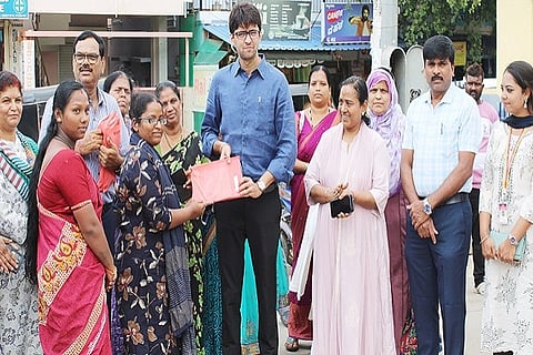  ಎಸ್‌ಐಆರ್ ಜಾಗೃತಿ ಅಂಗವಾಗಿ ಚಿತ್ರದುರ್ಗದಲ್ಲಿ ಆಯೋಜಿಸಿದ್ದ ಸ್ಥಳದಲ್ಲೇ ರಂಗೋಲಿ ಬಿಡಿಸುವ ಸ್ಪರ್ಧಾ ಕಾರ್ಯಕ್ರಮದಲ್ಲಿ ಜಿಪಂ ಸಿಇಒ ಡಾ.ಎಸ್. ಆಕಾಶ್, ಸಿ.ಎಸ್. ಗಾಯತ್ರಿ, ಸುಮಾ, ವಿಜಯ್‌ಕುಮಾರ್, ವೈ. ರವಿಕುಮಾರ್, ವೀಣಾ, ಬಿ.ಸಿ. ನಾಗರಾಜ್, ರವೀಂದ್ರನಾಥ್ ಇತರರು ಇದ್ದರು.