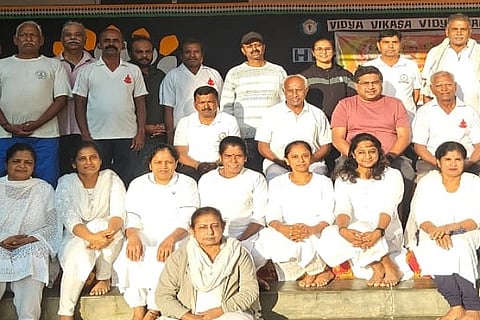 ಚಿತ್ರದುರ್ಗದಲ್ಲಿ ಭಾನುವಾರ ರಥ ಸಪ್ತಮಿ ಅಂಗವಾಗಿ ವಿದ್ಯಾವಿಕಾಸ ವಿದ್ಯಾಸಂಸ್ಥೆ ಆವರಣದಲ್ಲಿ ಆಯೋಜಿಸಿದ್ದ ಸೂರ್ಯ ನಮಸ್ಕಾರ ಕಾರ್ಯಕ್ರಮದಲ್ಲಿ ಎಂಎಲ್‌ಸಿ ಕೆ.ಎಸ್. ನವೀನ್, ಎಲ್.ಎಸ್. ಚಿನ್ಮಯಾನಂದ, ರಾಜಣ್ಣ, ವೆಂಕಟೇಶ್, ಎಂ.ಜೆ. ಕೋಕಿಲಾ,ಪರುಶರಾಮ್, ವಿಮಲಾಕ್ಷಿ ಇತರರು ಇದ್ದರು.