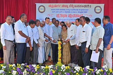  ಚಿತ್ರದುರ್ಗದಲ್ಲಿ ಗುರುವಾರ ಜಿಲ್ಲಾ ರೆಡ್ಡಿ ಜನಸಂಘದಿAದ ಆಯೋಜಿಸಿದ್ದ ಪ್ರತಿಭಾಪುರಸ್ಕಾರ, ಸಾರ್ಥಕ ಸೇವಾ ಅಭಿನಂದನಾ ಸಮಾ ರಂಭವನ್ನು ಸಂಘದ ಉಪಾಧ್ಯಕ್ಷ ಎಂ.ಕೆ. ಅನಂತರೆಡ್ಡಿ ಉದ್ಘಾಟಿಸಿದರು. ಜೆ. ಪರಶುರಾಮ್, ಡಿ.ಕೆ. ಶೀಲಾ, ಜಿ.ವೈ. ಸುರೇಶ್‌ಕುಮಾರ್ ಇತರರು ಇದ್ದರು.