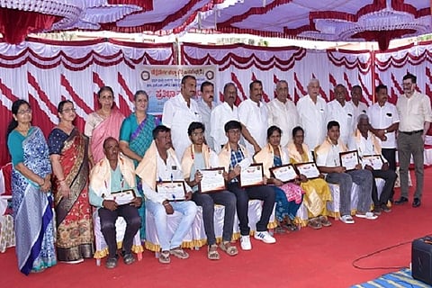  ರೆಡ್ಡಿ ಜನಸಂಘ ಚಿತ್ರದುರ್ಗದಲ್ಲಿ ಭಾನುವಾರ ಆಯೋಜಿಸಿದ್ದ ಪ್ರತಿಭಾ ಪುರಸ್ಕಾರ ಸಮಾರಂಭದಲ್ಲಿ ಸಂಘದ ಅಧ್ಯಕ್ಷ, ಮಾಜಿ ಶಾಸಕ ಜಿ.ಎಚ್. ತಿಪ್ಪಾರೆಡ್ಡಿ, ಉಪಾಧ್ಯಕ್ಷ ಎಂ.ಕೆ. ಅನಂತರೆಡ್ಡಿ, ಕಾರ್ಯದರ್ಶಿ ಜೆ. ಪರಶುರಾಮ್, ಖಜಾಂಚಿ ಜಿ.ವೈ. ಸುರೇಶ್‌ಕುಮಾರ್, ಸದಸ್ಯರು ಇದ್ದರು.