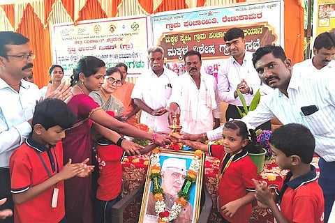ಚಳ್ಳಕೆರೆ ತಾಲೂಕು ರೇಣುಕಾಪುರದಲ್ಲಿ ಶುಕ್ರವಾರ ಚಳ್ಳಕೆರೆ ತಾಲೂಕು ರೇಣುಕಾಪುರದ ಸರ್ಕಾರಿ ಹಿರಿಯ ಪ್ರಾಥಮಿಕ ಶಾಲೆಯಲ್ಲಿ ಶುಕ್ರವಾರ ಏರ್ಪಡಿಸಿದ್ದ ಮಕ್ಕಳ ವಿಶೇಷ ಗ್ರಾಮ ಸಭೆಯಲ್ಲಿ ಗ್ರಾಮೀಣ ಕುಡಿಯುವ ನೀರು ಮತ್ತು ನೈರ್ಮಲ್ಯಇಲಾಖೆ ಕರ‍್ಯದರ್ಶಿ ಜಾ-Àರ್‌ಷರೀಪ್ ಸುತಾರ್,ಆನಂದ್,ಜಾನಜ್ಜ, ಮಂಜಮ್ಮ,ಸದಸ್ಯರಾದ ದೇವಿರಮ್ಮ,ಪಾಲಕ್ಕ,ನರಸಿಂಹಪ್ಪ,ವೆAಕಟೇಶ್ ಇತರರು ಇದ್ದರು.