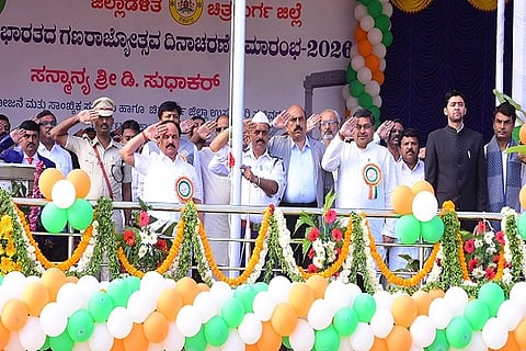 ಚಿತ್ರದುರ್ಗದಲ್ಲಿ ಸೋಮವಾರ ಆಯೋಜಿಸಿದ್ದ ಗಣರಾಜ್ಯೋತ್ಸವದಲ್ಲಿ ಜಿಲ್ಲಾ ಉಸ್ತುವಾರಿ ಸಚಿವ ಡಿ. ಸುಧಾಕರ್ ರಾಷ್ಟç ಧ್ವಜಾರೋಣ ನೆರವೇರಿಸಿದರು. ಶಾಸಕ ಕೆ.ಸಿ.ವೀರೇಂದ್ರಪಪ್ಪಿ, ಎಂಎಲ್‌ಸಿ ಕೆ.ಎಸ್. ನವೀನ್, ಇನ್ನಿತರ ಗಣ್ಯರು ಇದ್ದರು. 
