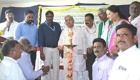  ಚಿತ್ರದುರ್ಗದಲ್ಲಿ ಮಂಗಳವಾರ ನನ್ನ ರೇಷ್ಮೆ ನನ್ನ ಹೆಮ್ಮೆ ಅಭಿಯಾನದಡಿ ಏರ್ಪಡಿಸಿದ್ದ ರೈತರು ಮತ್ತು ವಿಜ್ಞಾನಿಗಳ ನಡುವಿನ ಸಂ ವಾದ, ವಿಚಾರ ವಿನಿಮಯ ಕರ‍್ಯಕ್ರಮವನ್ನು ಸಂಸದ ಗೋವಿಂದ ಎಂ.ಕಾರಜೋಳ ಉದ್ಘಾಟಿಸಿದರು. ಡಾ.ಯಲ್ಲಪ್ಪ ಹರಿಜನ್, ಎಸ್.ಬೋಜಣ್ಣ, ಡಾ.ವೈ.ಶ್ರೀನಿವಾಸಲು, ಪ್ರಶಾಂತ್, ಉಷಾ ಮತ್ತಿತರರು ಇದ್ದರು.