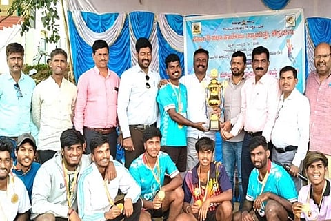 ಚಿತ್ರದುರ್ಗದಲ್ಲಿ ಮಂಗಳವಾರ ಆಯೋಜಿಸಿದ್ದ ನೆಟ್‌ಬಾಲ್ ಪಂದ್ಯಾವಳಿಯ ಪುರುಷರ ವಿಭಾಗದಲ್ಲಿ ಪ್ರಥಮ ಸ್ಥಾನ ಪಡೆದ ಹೊನ್ನಾಳಿಯ ಎಸ್‌ಎಂಎಸ್ ಕಾಲೇಜಿನ ಪುರುಷರ ತಂಡ. ಡಾ.ಜೆ.ಕರಿಯಪ್ಪ ಮಾಳಿಗೆ, ಪಿ.ವಿ. ಅರುಣ್‌ಕುಮಾರ್, ಡಾ.ಡಿ.ಆರ್. ಪ್ರಸನ್ನಕುಮಾರ್ ಇತರರು ಇದ್ದರು.