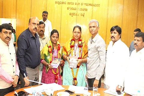 ಚಿತ್ರದುರ್ಗದಲ್ಲಿ ಶುಕ್ರವಾರ ಕಂದಾಯ ಸಚಿವ ಕೃಷ್ಣಬೈರೇಗೌಡ ಅವರು ಎಸ್.ನೇತ್ರಾವತಿ ಹಾಗೂ ಬಿ.ಎನ್.ರಕ್ಷಿತಾ ಅವರನ್ನು ಗೌರ ವಿಸಿದರು. ಡಾ.ಬಿ.ಯೋಗೇಶ್‌ಬಾಬು,ಆರ್.ಶಿವಣ್ಣ,ಡಿಸಿ ಟಿ.ವೆಂಕಟೇಶ್,ಎಡಿಸಿ ಬಿ.ಟಿ.ಕುಮಾರಸ್ವಾಮಿ ಇತರರು ಇದ್ದರು.