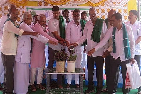  ಚಿತ್ರದುರ್ಗ ತಾಲೂಕು ಹಂಪಯ್ಯನ ಮಾಳಿಗೆಯಲ್ಲಿ ಭಾನುವಾರ ಆಯೋಜಿಸಿದ್ದ ರೈತ ಸಂಘದ ಪುನಃಶ್ಚೇತನ ಕಾರ್ಯಕ್ರಮವನ್ನು ಶಾಸಕ ದರ್ಶನ್ ಪುಟ್ಟಣ್ಣಯ್ಯ ಉದ್ಘಾಟಿಸಿದರು. ಬಡಗಲಪುರ ನಾಗೇಂದ್ರ, ಚಾಮರಸ ಮಾಲಿ ಪಾಟೀಲ, ಕೆ.ಪಿ. ಭೂತಯ್ಯ, ಮಲ್ಲಾಪುರ ತಿಪ್ಪೇಸ್ವಾ ಮಿ,ಉಗ್ರನರಸಿಂಹಗೌಡ,ಧನAಜಯ ಹಂಪಯ್ಯನಮಾಳಿಗೆ, ಚಿಕ್ಕಪ್ಪನಹಳ್ಳಿ ರುದ್ರಸ್ವಾಮಿ,ಬಸ್ತಿಹಳ್ಳಿ ಜಿ.ಸುರೇಶ್‌ಬಾಬು, ಗೋವಿಂದರೆಡ್ಡಿ ಇತರರು ಇದ್ದರು.