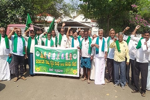  ಮೆಕ್ಕೆಜೋಳ ಖರೀದಿ ಕೇಂದ್ರ ತೆರೆಯುವುದೂ ಸೇರಿ ವಿವಿಧ ಬೇಡಿಕೆಗಳ ಈಡೇರಿಕೆಗೆ ಆಗ್ರಹಿಸಿ ಮಂಗಳವಾರ ಚಿತ್ರದುರ್ಗದಲ್ಲಿ ರೈತರು ಪ್ರತಿಭಟನೆ ನಡೆಸಿದರು. ಡಿಎಸ್‌ಹಳ್ಳಿ ಮಲ್ಲಿಕಾರ್ಜುನ, ಆರ್.ಬಿ. ನಿಜಲಿಂಗಪ್ಪ, ರಾಮರೆಡ್ಡಿ, ಸಂಜೀವಪ್ಪ, ಸಿ. ನಾಗರಾಜು ಮುದ್ದಾಪುರ ಇತರರು ಇದ್ದರು.