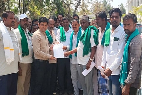 ಚಿತ್ರದುರ್ಗದ ಹೂವಿನ ಮಾರುಕಟ್ಟೆಯಲ್ಲಿ ಅಳತೆಯಲ್ಲಿ ಮೋಸವಾಗುತ್ತಿದೆ ಎಂದು ಆರೋಪಿಸಿ ಹೂ ಬೆಳೆಗಾರರು ಸೋಮವಾರ ಡಿಸಿ ಕಚೇರಿ ಆವರಣದಲ್ಲಿ ಪ್ರತಿಭಟನೆ ನಡೆಸಿ ಎಸಿ ಕಾಂತರಾಜ್ ಅವರಿಗೆ ಮನವಿ ಸಲ್ಲಿಸಿದರು. ಹಂಪಯ್ಯನಮಾಳಿಗೆ ಧನಂಜಯ, ಎನ್.ಎಸ್. ರಂಗೇಗೌಡ, ಡಿ.ಎಸ್. ಹಳ್ಳಿ ಮಲ್ಲಿಕಾರ್ಜುನ್, ಬಸ್ತಿಹಳ್ಳಿ ಸುರೇಶ್‌ಬಾಬು, ಕೆ.ಎಂ. ಕಾಂತರಾಜು ಇತರರು ಇದ್ದರು.