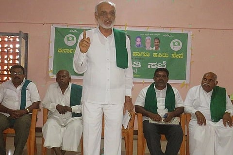 ಚಿತ್ರದುರ್ಗದ ರೈತ ಭವನದಲ್ಲಿ ಮಂಗಳವಾರ ಆಯೋಜಿಸಿದ್ದ ರಾಜ್ಯ ರೈತ ಸಂಘದ ಕಾರ್ಯಕಾರಿಣಿ ಸಮಿತಿ ಸಭೆಯಲ್ಲಿ ಅಧ್ಯಕ್ಷ ಎಚ್.ಆರ್. ಬಸವರಾಜಪ್ಪ ಮಾತನಾಡಿದರು. ತರೀಕೆರೆ ಮಹೇಶ್, ಅಮೀನ್‌ಪಾಷಾ ದಿದ್ಗಿ, ರಾಜು ಹಿಟ್ಟೂರು, ಶಂಕರಮ್ಮ, ಮಲ್ಲಮ್ಮ ಇತರರು ಇದ್ದರು.