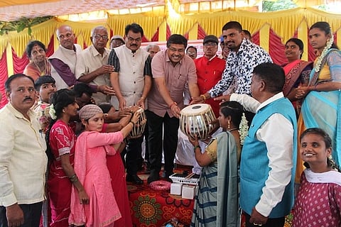 ಚಿತ್ರದುರ್ಗದ ತೀಕ್ಷ÷್ಣ ಅಂಧರ ಶಾಲೆಯಲ್ಲಿ ಬುಧವಾರ ಏರ್ಪಡಿಸಿದ್ದ ಸಂಗೀತ, ವಾಧ್ಯೋಪಕರಣಗಳ ವಿತರಣೆ ಕರ‍್ಯಕ್ರಮದಲ್ಲಿ ಎಂಎಲ್‌ಸಿ ಕೆ.ಎಸ್.ನವೀನ್, ಬಿ.ಕೆ.ಹನುಮಂತಪ್ಪ, ಕೆ.ಎಸ್.ಕೌಸಲ್ಯಾ, ಕೆ.ಎಸ್.ಕಾರ್ತಿಕ್, ಎಚ್.ಪರಮೇಶ್ವರಪ್ಪ ಇತರರು ಇದ್ದರು.