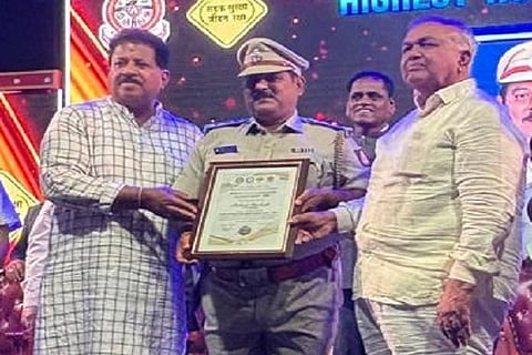  ಬೆಂಗಳೂರಲ್ಲಿ ಶುಕ್ರವಾರ ಆಯೋಜಿಸಿದ್ದ ಸಮಾರಂಭದಲ್ಲಿ ಸಾರಿಗೆ ಸಚಿವ ರಾಮಲಿಂಗಾರೆಡ್ಡಿ ಅವರು ಪ್ರಕಾಶ ಮಾಧವ ಶಾನಭಾಗ ಅವರಿಗೆ ನ್ಯಾಷನಲ್ ಟ್ರಾನ್ಸ್ಫೋರ್ಟ್ ಎನ್‌ಫೋರ್ಸ್ಮೆಂಟ್ ಎಕ್ಸಲೆನ್ಸ್ ಆವಾರ್ಡ್ ಪ್ರದಾನ ಮಾಡಿದರು. ಶಾಸಕ ಎಸ್.ಆರ್. ವಿಶ್ವನಾಥ್ ಇದ್ದಾರೆ. 