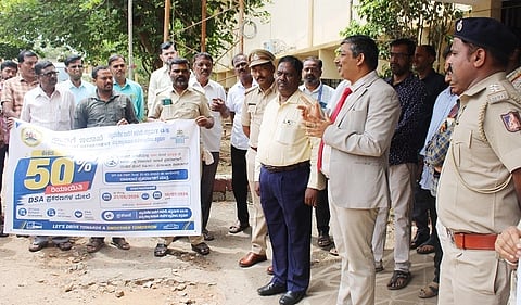 ಶೇ.೫೦ ರಿಯಾಯಿತಿಯಲ್ಲಿ ದಂಡ ಪಾವತಿಸಿ ಸಂಚಾರಿ ನಿಯಮಗಳ ಉಲ್ಲಂಘನೆ ಪ್ರಕರಣಗಳ ವಿಲೇ ಕುರಿತಂತೆ ಚಿತ್ರದುರ್ಗ ಆರ್‌ಟಿಒ ಕಚೇರಿ ಆವರಣದಲ್ಲಿ ಶನಿವಾರ ಆಯೋಜಿಸಿದ್ದ ಸಾರ್ವಜನಿಕರ ಜಾಗೃತಿ ಕಾರ್ಯಕ್ರಮದಲ್ಲಿ ಹಿರಿಯ ಸಿವಿಲ್ ನ್ಯಾಯಾಽÃಶ ಡಿ.ಜೆ. ಸುದೀನ್‌ಕುಮಾರ್, ಭರತ್ ಎಂ. ಕಾಳಿಸಿಂಗೆ, ಸಿ.ಡಿ. ಹೇಮಂತ್‌ಕುಮಾರ್, ಪಿ.ಟಿ. ರಾಜೇಶ್ ಇತರರು ಇದ್ದರು.