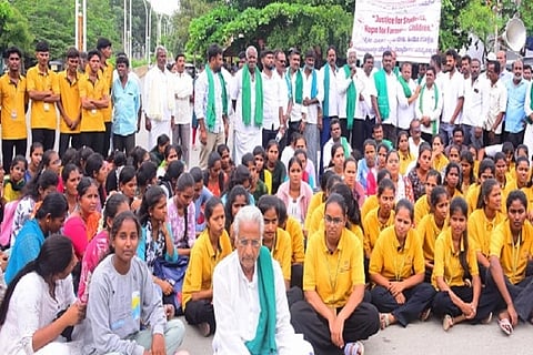  ಹಿರಿಯೂರು ತಾಲೂಕಿನ ಬಬ್ಬೂರು ಕೃಷಿ ವಿಜ್ಞಾನ ಕೇಂದ್ರದಲ್ಲಿ ಜೂ. ೧ರಂದು ನಡೆದ ಕೆಸಿಇಟಿ ಕೃಷಿ ಪ್ರಾಯೋಗಿಕ ಪರೀಕ್ಷೆ ಸ್ಥಗಿತಗೊಳಿಸಿ, ಮೊದಲು ನಡೆದ ಪರೀಕ್ಷೆ ಅಂಕಗಳನ್ನೇ ಪರಿಗಣಿಸುವಂತೆ ಒತ್ತಾಯಿಸಿ ರಾಜ್ಯ ರೈತಸಂಘ ಹಾಗೂ ಹಸಿರುಸೇನೆ ಕಾರ್ಯಕರ್ತರು, ಪಾಲಕರು, ವಿದ್ಯಾರ್ಥಿಗಳು ಚಿತ್ರದುರ್ಗದಲ್ಲಿ ಬುಧವಾರ ಪ್ರತಿಭಟನೆ ನಡೆಸಿದರು.