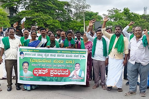  ವಿದ್ಯುತ್ ಖಾಸಗೀಕರಣದ ಅನುಮತಿ ನಿರಾಕರಿಸುವಂತೆ ಆಗ್ರಹಿಸಿ ರಾಜ್ಯ ರೈತಸಂಘ ಹಾಗೂ ಹಸಿರುಸೇನೆ (ಡಾ. ವಾಸುದೇವ ಮೇಟಿ)ಬಣದ ಕಾರ್ಯಕರ್ತರು ಚಿತ್ರದುರ್ಗದಲ್ಲಿ ಮಂಗಳವಾರ ಪ್ರತಿಭಟನೆ ನಡೆಸಿದರು. ಈ.ಎನ್. ಲಕ್ಷಿ÷್ಮÃಕಾಂತ, ಲೋಲಾಕ್ಷಮ್ಮ, ಪವಿತ್ರಾ, ಕಾಂತರಾಜ್ ಇತರರು ಇದ್ದರು.