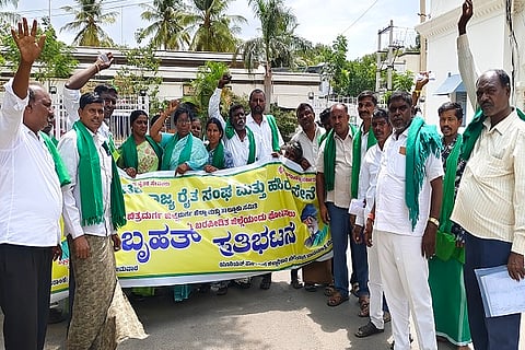  ಚಿತ್ರದುರ್ಗ ಜಿ¯್ಲೆ ಬರಪೀಡಿತ ಪ್ರದೇಶ ಘೋಷಣೆಗೆ ಆಗ್ರಹಿಸಿ ರಾಜ್ಯ ರೈತಸಂಘ ಹಾಗೂ ಹಸಿರುಸೇನೆ ಕಾರ್ಯಕರ್ತರು ನಗರದಲ್ಲಿ ಸೋಮವಾರ ಪ್ರತಿಭಟನೆ ನಡೆಸಿದರು. ಸೂರಪ್ಪ, ಶೇಖರಪ್ಪ, ಪಾಪಣ್ಣ, ನಾಗರಾಜ, ರಾಜಪ್ಪ, ಮಧುಸೂದನ್, ತಿಪ್ಪೇಸ್ವಾಮಿ, ವಿರುಪಾಕ್ಷ, ರಾಮಪ್ಪ, ರಂಗಸ್ವಾಮಿ, ಚಂದ್ರಮ್ಮ, ಶಾರದಮ್ಮ ಇತರರಿದ್ದರು.
