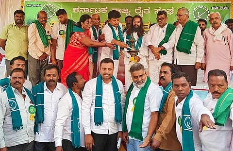  ಚಿತ್ರದುರ್ಗ ತಾಲೂಕಿನ ಭೀಮಸಮುದ್ರದಲ್ಲಿ ಭಾನುವಾರ ಕರ್ನಾಟಕ ರಾಜ್ಯ ರೈತಸಂಘದ ಶಾಖೆಯನ್ನು ಕೆ.ಸಿ. ವೀರೇಂದ್ರಪಪ್ಪಿ ಉದ್ಘಾಟಿಸಿದರು. ಪ್ರವೀಣ್ ಗುರೂಜಿ, ದರ್ಶನ್ ಪುಟ್ಟಣ್ಣಯ್ಯ, ಬಡಗಲಪುರ ನಾಗೇಂದ್ರ, ಚಾಮರಸ ಮಾಲಿ ಪಾಟೀಲï, ಕೆ.ಪಿ. ಭೂತಯ್ಯ, ಬಸ್ತಿಹಳ್ಳಿ ಸುರೇಶ್‌ಬಾಬು, ಕೆ.ಸಿ. ಹೊರಕೇರಪ್ಪ, ಧನಂಜಯ ಇತರರಿದ್ದರು.