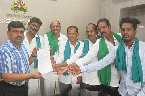  ರೈತರ ಕೃಷಿ ಪಂಪ್‌ಸೆಟ್‌ಗಳಿಗೆ ಸೋಲಾರ್ ಅಳವಡಿಕೆ ಕಾಮಗಾರಿಯನ್ನು ಕಂಪನಿಯವರೆ ನಿರ್ವಹಿಸುವಂತೆ  ಒತ್ತಾಯಿಸಿ ಕರ್ನಾಟಕ ರಾಜ್ಯ ರೈತ ಸಂಘದ ಪದಾಽಕಾರಿಗಳು ಶುಕ್ರವಾರ ಅಪರ ಜಿ¯್ಲÁಽಕಾರಿಗೆ ಮನವಿ ಸಲ್ಲಿಸಿದರು.