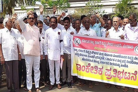  ನಿವೃತ್ತ ನೌಕರರ ಮತ್ತು ಕುಟುಂಬ ಪಿಂಚಣಿದಾರರ ಸೌಲಭ್ಯ ಕಡಿತಕ್ಕೆ ಮುಂದಾಗಿರುವ ಕೇಂದ್ರ ಸರ್ಕಾರದ ಸರ್ಕಾರಿ ನಿವೃತ್ತ ನೌಕರರ ಸಂಘದ ಪದಾಽಕಾರಿಗಳು ಚಿತ್ರದುರ್ಗದಲ್ಲಿ ಬುಧವಾರ ಪ್ರತಿಭಟನೆ ನಡೆಸಿದರು. ಪ್ರೇಮನಾಥ್, ತಿಮ್ಮಪ್ಪ, ರಂಗಪ್ಪರೆಡ್ಡಿ, ಚಂದ್ರಶೇಖರಯ್ಯ, ನಾಗರಾಜ್, e್ಞÁನಮೂರ್ತಿ ಇತರರು ಇದ್ದರು.