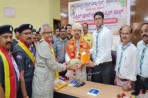  ಚಿತ್ರದುರ್ಗದಲ್ಲಿ ಬುಧವಾರ ರುದ್ರಪ್ಪ ಲಮಾಣಿ ಅವರನ್ನು ಸನ್ಮಾನಿಸಲಾಯಿತು. ಡಾ.ಎಸ್.ಆಕಾಶ್, ಡಾ.ಎಸ್. ರಂಗಸ್ವಾಮಿ, ಎಂ.ಆರ್. ಮಂಜುನಾಥ್, ಪಿ.ವೈ. ದೇವರಾಜ ಪ್ರಸಾದ್, ಬಾಬುಲಾಲ್‌ಜೈನ್, ಜಿ.ಎಸ್.ಉಜ್ಜನಪ್ಪ ಇತರರು ಇದ್ದರು.