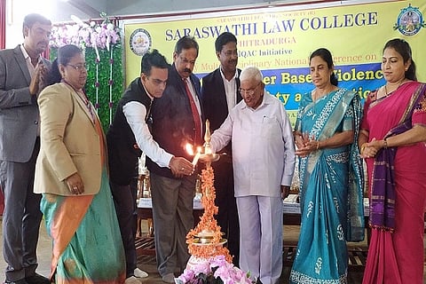ಚಿತ್ರದುರ್ಗದ ಸರಸ್ವತಿ ಕಾನೂನು ಕಾಲೇಜಿನಲ್ಲಿ ಶನಿವಾರ ಆಯೋಜಿಸಿದ್ದ `ಲಿಂಗ ಆಧಾರಿತ ಹಿಂಸಾಚಾರಗಳ ವಿರುದ್ಧ ಹೋರಾಡುವುದು, ಸುರಕ್ಷತೆ ಮತ್ತು ನ್ಯಾಯಕ್ಕಾಗಿ ತಂತ್ರಗಳು' ಕುರಿತ ಒಂದು ದಿನದ ರಾಷ್ಟಿçÃಯ ಸಮ್ಮೇಳನವನ್ನು ಹುಬ್ಬಳ್ಳಿ ಕರ್ನಾಟಕ ರಾಜ್ಯ ಕಾನೂನು ವಿಶ್ವವಿದ್ಯಾಲಯದ ಕುಲಪತಿ ಪ್ರೊ.ಸಿ. ಬಸವರಾಜು ಉದ್ಘಾಟಿಸಿದರು. ರಾಜ್ಯಸಭೆ ಮಾಜಿ ಸದಸ್ಯ ಎಚ್. ಹನುಂತಪ್ಪ, ಡಿ.ಕೆ. ಶೀಲಾ, ಡಾ. ಎ.ಎಸ್. ಮಧುರ, ಪ್ರೊ.ಎಂ.ಎಸ್.ಸುಧಾದೇವಿ ಇತರರು ಇದ್ದರು.