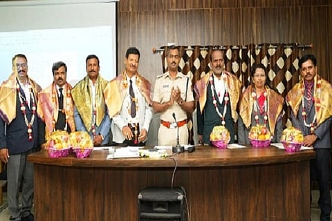 ಚಿತ್ರದುರ್ಗದಲ್ಲಿ ಶುಕ್ರವಾರ ಆಯೋಜಿಸಿದ್ದ ಕಾರ್ಯಕ್ರಮದಲ್ಲಿ ವಿವಿಧ ಕೋರ್ಟ್ಗಳ ಸರ್ಕಾರಿ ಅಭಿಯೋಜಕರನ್ನು ಪೊಲೀಸ್ ಇಲಾಖೆ ಯಿಂದ ಗೌರವಿಸಲಾಯಿತು. ಎಸ್‌ಪಿ ರಂಜಿತ್‌ಕುಮಾರ್ ಬಂಡಾರು, ಎನ್.ಎಸ್. ಮಲ್ಲಯ್ಯ, ಕೆ.ಬಿ. ನಾಗವೇಣಿ, ಶಂಶೀರ್‌ಆಲಿಖಾನ್, ಟಿ. ಮಂಜಣ್ಣ, ಮಂಜುನಾಥ್, ರಾಜು, ಚಿದಾನಂದ ಇದ್ದಾರೆ.