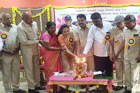  ನಿವೃತ್ತ ನೌಕರರ ತಾಲೂಕು ಸಂಘದಿAದ ಚಿತ್ರದುರ್ಗದಲ್ಲಿ ಗುರುವಾರ ಏರ್ಪಡಿಸಿದ್ದ ಸನ್ಮಾನ ಕರ‍್ಯಕ್ರಮವನ್ನು ಲೋಕೋಪಯೋಗಿ ಇಲಾಖೆ ರಾ.ಹೆ. ವಿಭಾಗದ ನಿವೃತ್ತ ಸಿಇ ಕೆ.ಜಿ.ಜಗದೀಶ್ ಉದ್ಘಾಟಿಸಿದರು. ಕೆ.ವೈಶಾಲಿ, ಬಿ.ಕೆ.ಹನುಮಂತಪ್ಪ,ಜಿ.ಬಿ.ಮಹಾAತೇಶ್ ಇತರರು ಇದ್ದರು. 