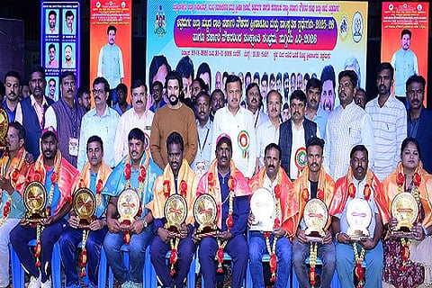  ಚಿತ್ರದುರ್ಗದಲ್ಲಿ ಶುಕ್ರವಾರ ಆಯೋಜಿಸಿದ್ದ ರಾಜ್ಯ ಸರ್ಕಾರಿ ನೌಕರರ ಜಿಲ್ಲಾ ಮಟ್ಟದ ವಾರ್ಷಿಕ ಕ್ರೀಡಾಕೂಟ ಮತ್ತು ಸಾಂಸ್ಕೃತಿಕ ಸ್ಪರ್ಧೆಗಳ ಸಮಾರೋಪದಲ್ಲಿ ಸಿ.ಎಸ್. ಷಡಾಕ್ಷರಿ, ಬಿ.ಟಿ. ಕುಮಾರಸ್ವಾಮಿ, ಡಿಎಸ್ ಡಾ. ರಂಗಸ್ವಾಮಿ, ಮಾಲತೇಶ್‌ಮುದ್ದಜ್ಜಿ,ನಾರಾಯಣಸ್ವಾಮಿ, ನಟ ಪ್ರೇಮ್ ಇತರರು ಇದ್ದರು.