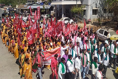  ಅಖಿಲ ಭಾರತ ಸಾರ್ವತ್ರಿಕ ಮುಷ್ಕರದ ಅಂಗವಾಗಿ ಚಿತ್ರದುರ್ಗದಲ್ಲಿ ಗುರುವಾರ ಕಾರ್ಮಿಕ ಸಂಘಟನೆಗಳ ಜಂಟಿ ಸಮಿತಿ-ಜೆಸಿಟಿಯು, ಸಂಯುಕ್ತ ಹೋರಾಟ-ಕರ್ನಾಟಕ ಜಿಲ್ಲಾ ಘಟಕದ ನೇತೃತ್ವದಲ್ಲಿ ಪ್ರತಿಭಟನೆ ನಡೆಸಲಾಯಿತು. ಜೆ.ಯಾದವರೆಡ್ಡಿ, ಕೆ.ಪಿ.ಭೂತಯ್ಯ, ಜಿ.ಸಿ.ಸುರೇಶ್‌ಬಾಬು, ಸಿ.ಕೆ.ಗೌಸ್‌ಪೀರ್, ಭಾಗ್ಯಮ್ಮ ಇತರರಿದ್ದರು.