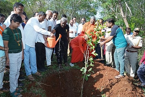 ಚಿತ್ರದುರ್ಗದಲ್ಲಿ ಭಾನುವಾರ ಆಯೋಜಿಸಿದ್ದ ಸಸಿ ನೆಡುವ ಕಾರ್ಯಕ್ರಮದಲ್ಲಿ ಶ್ರೀ ಬಸವಮೂರ್ತಿ ಮಾದಾರ ಚನ್ನಯ್ಯ ಸ್ವಾಮೀಜಿ, ಶ್ರೀ ಬಸವಕುಮಾರ ಸ್ವಾಮೀಜಿ, ಶಾಸಕ ಡಾ.ಎಂ. ಚಂದ್ರಪ್ಪ, ಎಂಎಲ್‌ಸಿ ಕೆ.ಎಸ್. ನವೀನ್, ಎಂ.ಕೆ. ತಾಜ್‌ಪೀರ್, ಡಾ.ಜೆ.ಜೆ. ಹಟ್ಟಿ ತಿಪ್ಪೇಸ್ವಾಮಿ ಇತರರು ಇದ್ದರು.