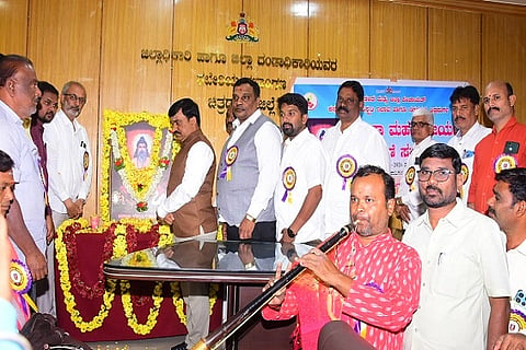 ಚಿತ್ರದುರ್ಗದಲ್ಲಿ ಮಂಗಳವಾರ ಏರ್ಪಡಿಸಿದ್ದ ಶ್ರೀ ಸವಿತಾ ಮಹರ್ಷಿ ಜಯಂತ್ಯುತ್ಸವದಲ್ಲಿ ಎಡಿಸಿ ಬಿ.ಟಿ.ಕುಮಾರಸ್ವಾಮಿ, ಎಂ.ಕೆ. ತಾಜ್‌ಪೀರ್, ಡಿ.ಎನ್. ಮೈಲಾರಪ್ಪ, ಎನ್. ಚಂದ್ರಶೇಖರ್, ಜಿ.ಎನ್. ಲಿಂಗಾರಾಜು, ಎನ್.ಡಿ. ಕುಮಾರ್ ಇತರರು ಇದ್ದರು.